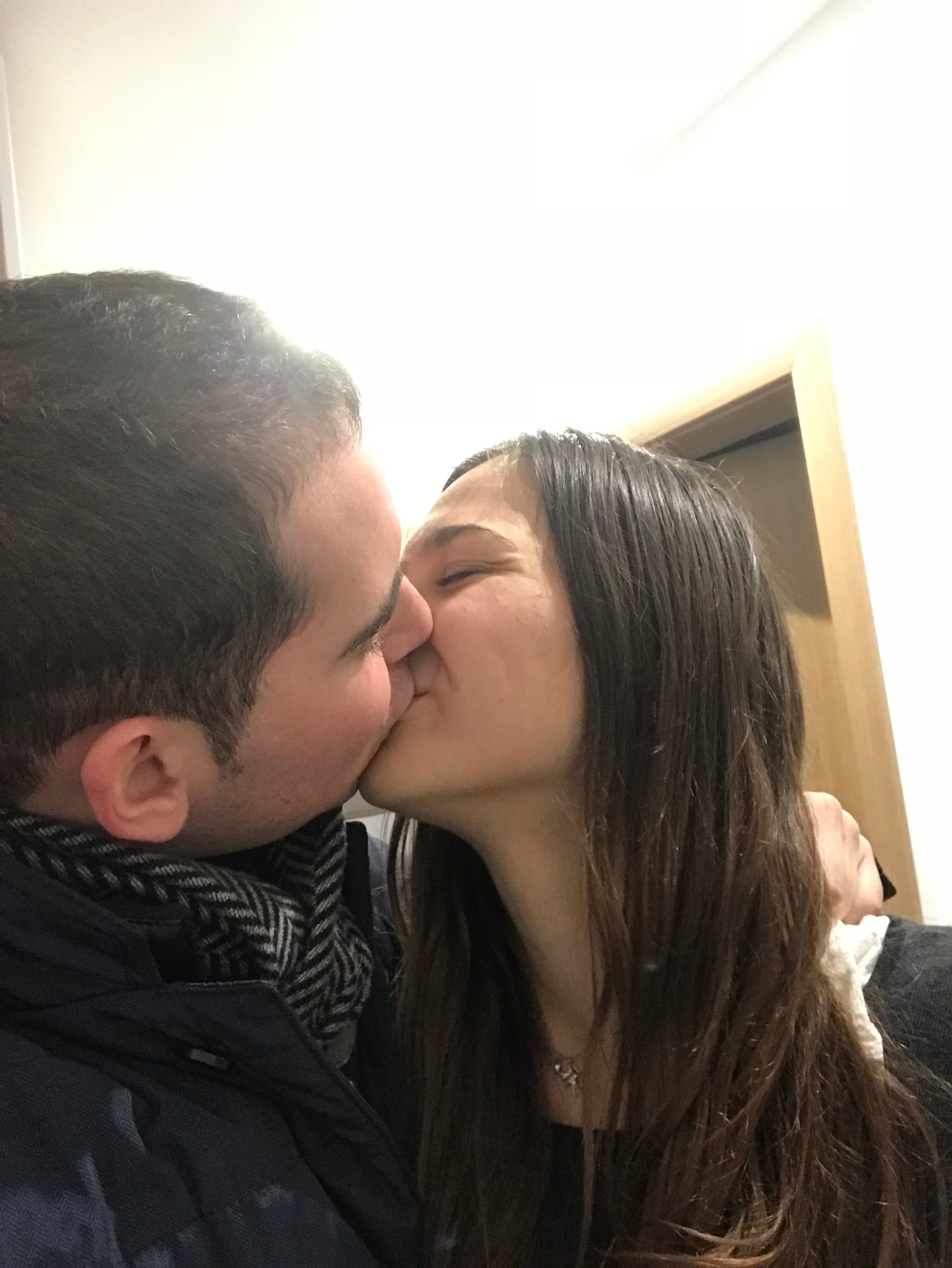Опитваме се да си направим снимка на облеклото, но не мога да издържа да не я нацелувам